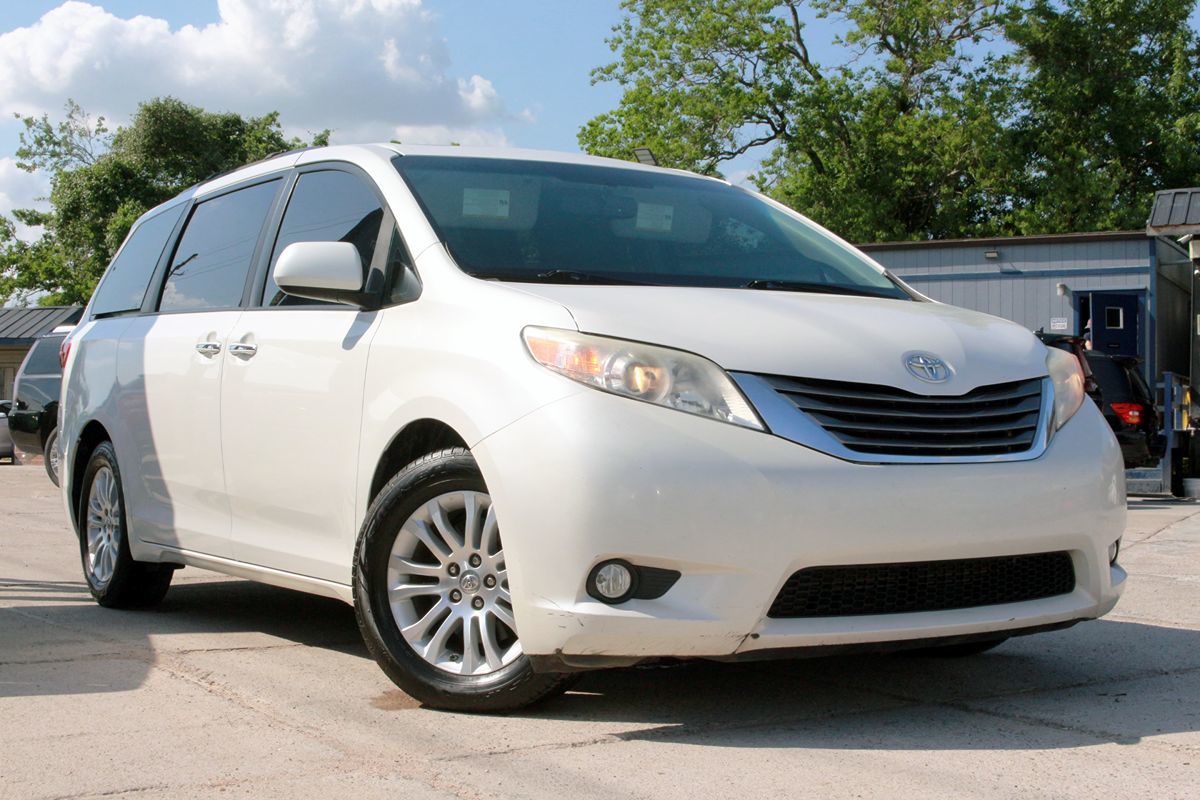 Sold 2017 Toyota Sienna XLE Premium in Cypress